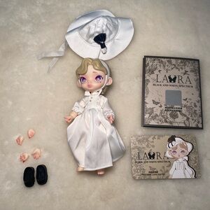 Laura Black and White Spectrum Series Toy